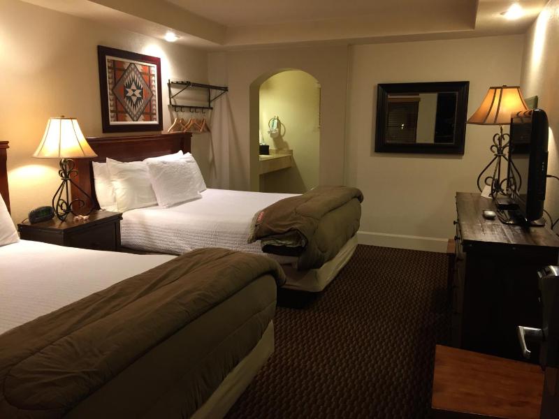 Queen Room with Two Queen Beds image 3