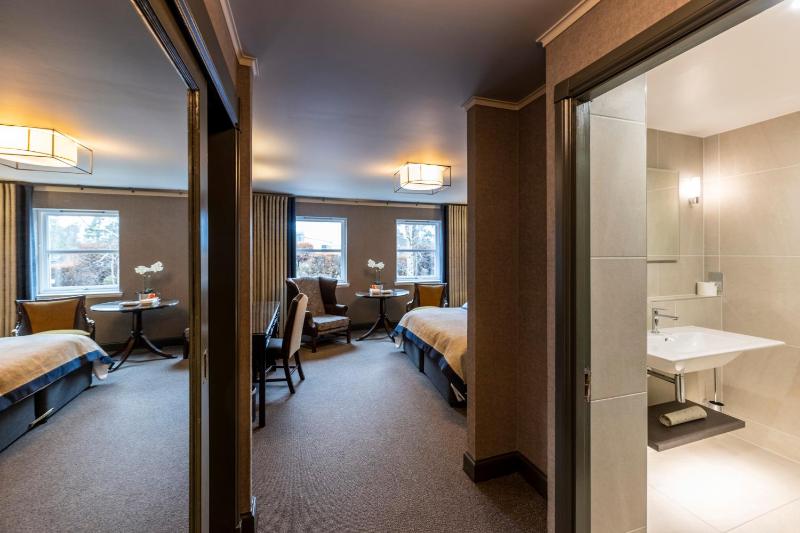 Double or Twin Room image 4