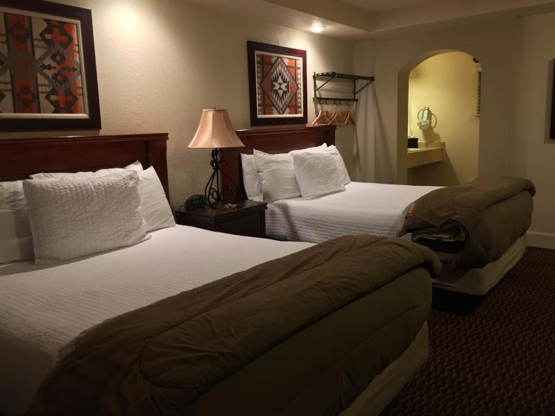 Queen Room with Two Queen Beds image 2