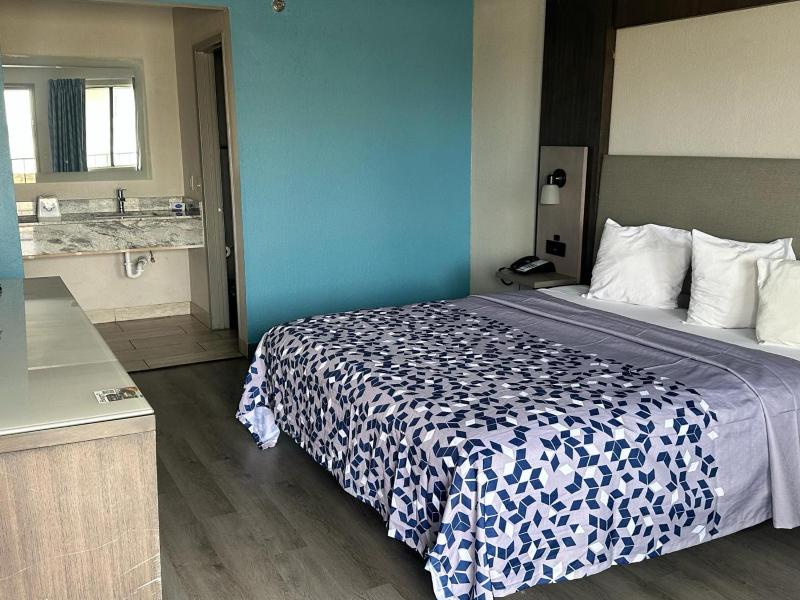 Standard Room with One King Bed - Non-Smoking image 1