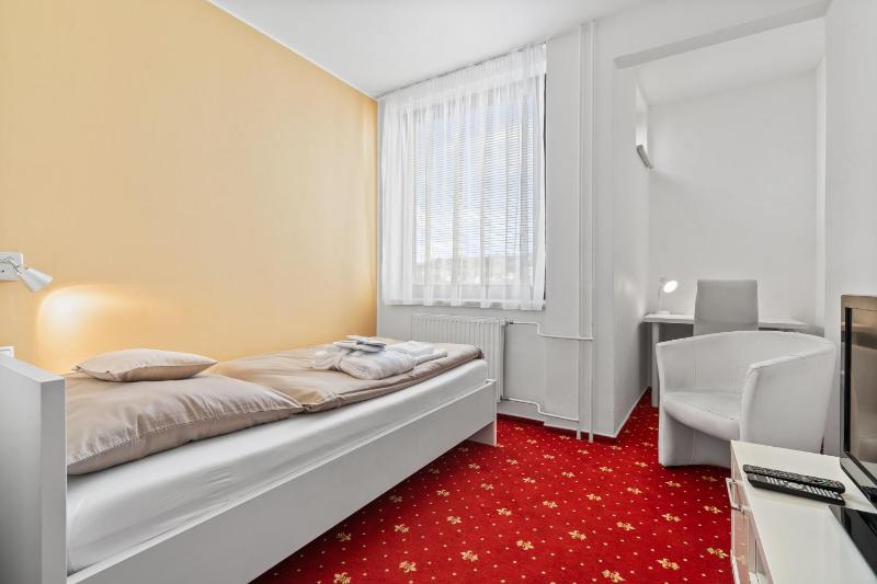 Single Room with Bathroom image 3