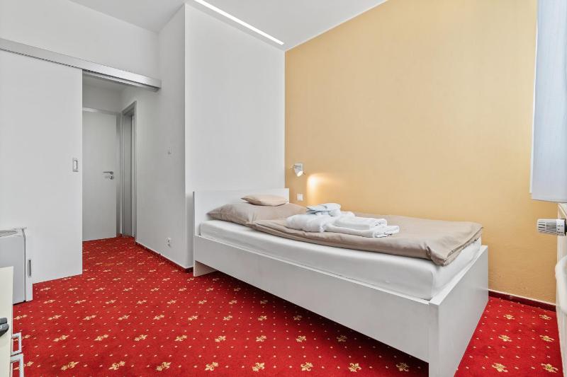 Single Room with Bathroom image 1