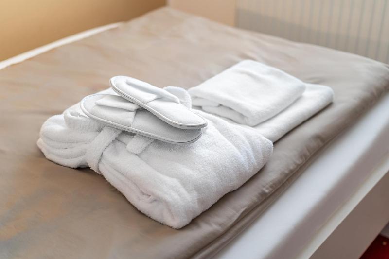 Single Room with Bathroom image 4