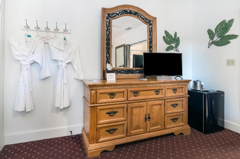 Standard King Room image 4