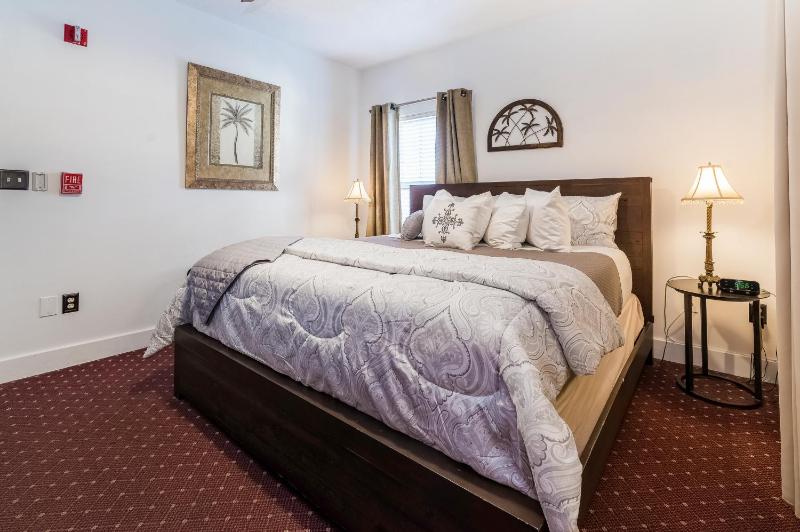 Standard King Room image 3