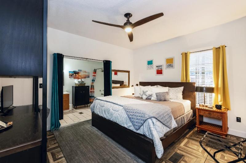 Standard King Room image 2