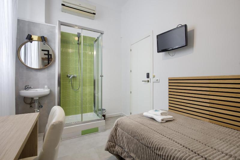 Single Room with Shared Toilet image 2