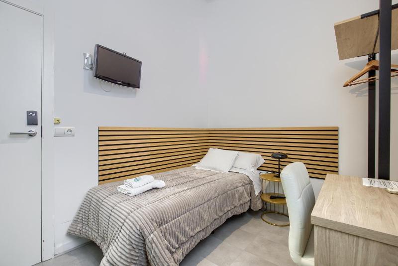 Single Room with Shared Toilet image 3