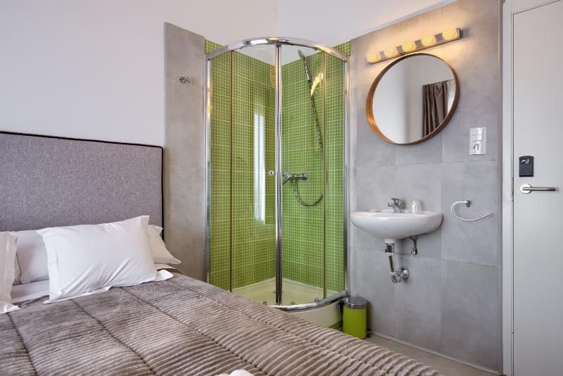 Single Room with Shared Toilet image 4