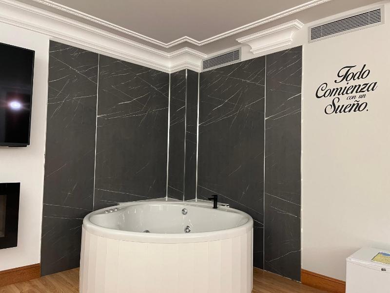 Deluxe Suite with Spa Bath image 1