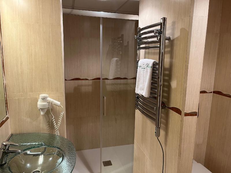 Deluxe Suite with Spa Bath image 2