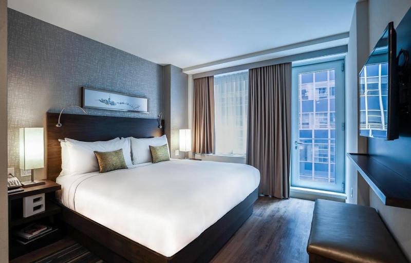 King Room with Step-Out Balcony image 2