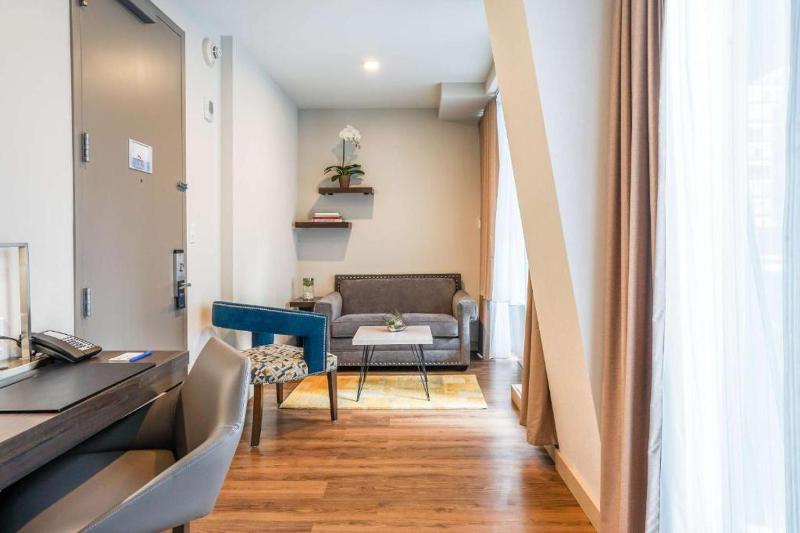 King Studio Suite with Sofa Bed and Desk image 2