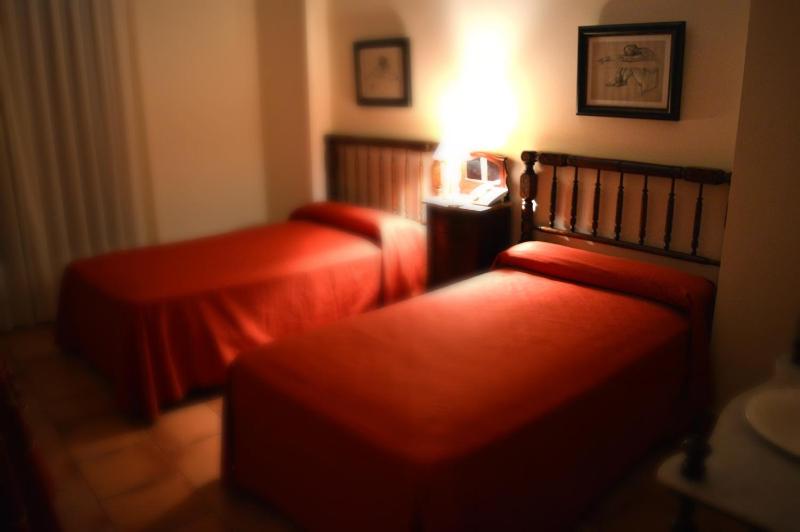 Twin Room image 4