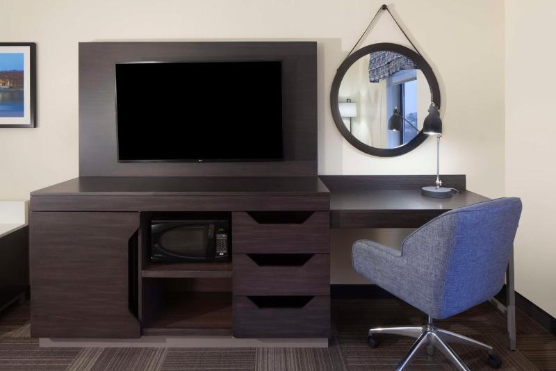 King Room with Sofa Bed - Non-Smoking image 3