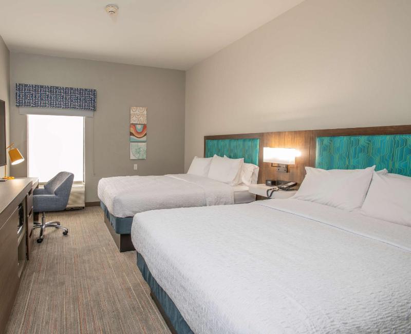 Queen Room with Two Queen Beds (4 Adults) image 4
