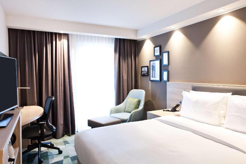 Queen Room with River View image 4