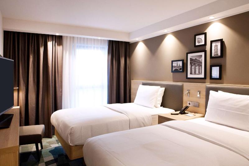 Twin Room image 4