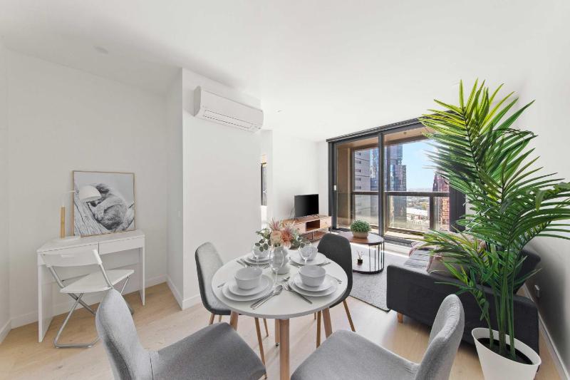 Comfy 2BR Apt Next to Melbourne Central City Views Images