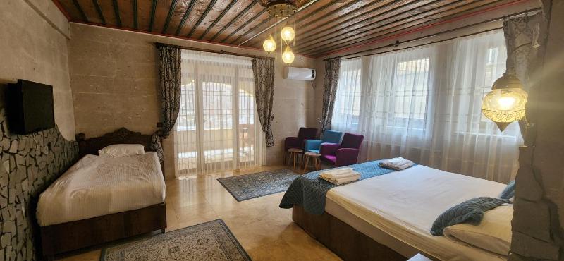 Triple Room with Balcony image 1