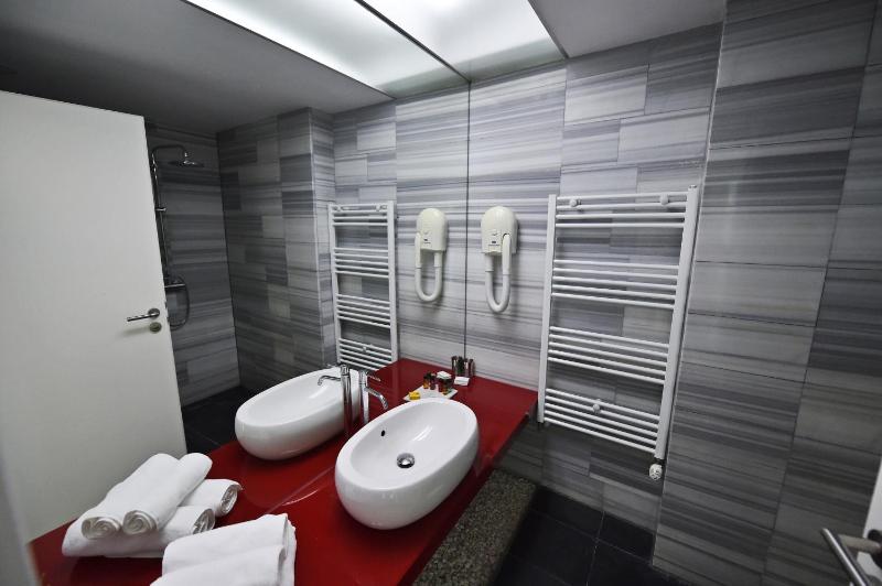 Twin Room image 3