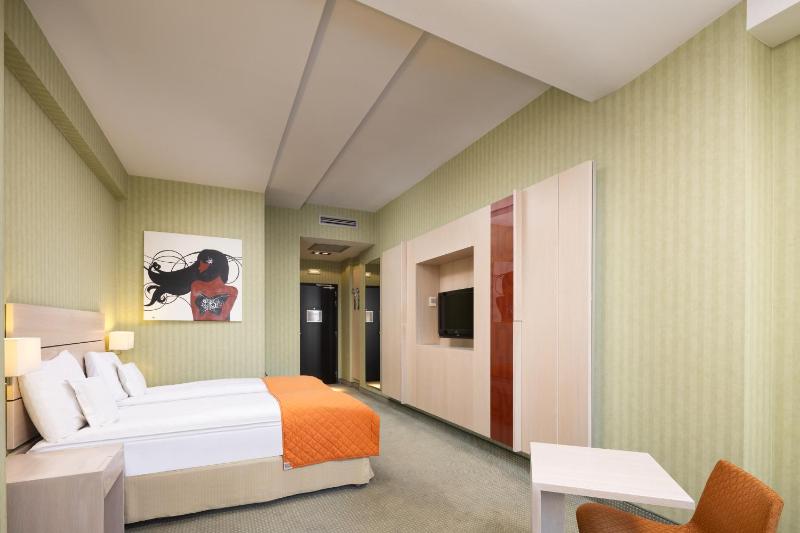 Standard King Room image 4