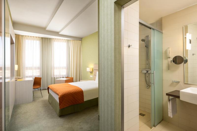 Standard Queen Room image 4