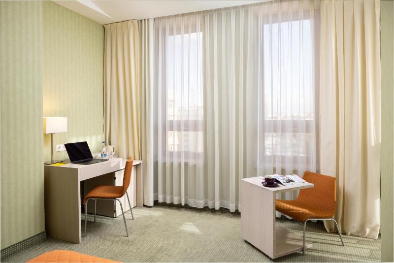 Standard Twin Room image 4