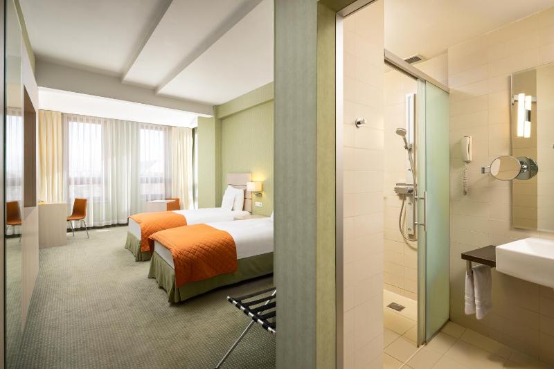 Standard Twin Room image 3