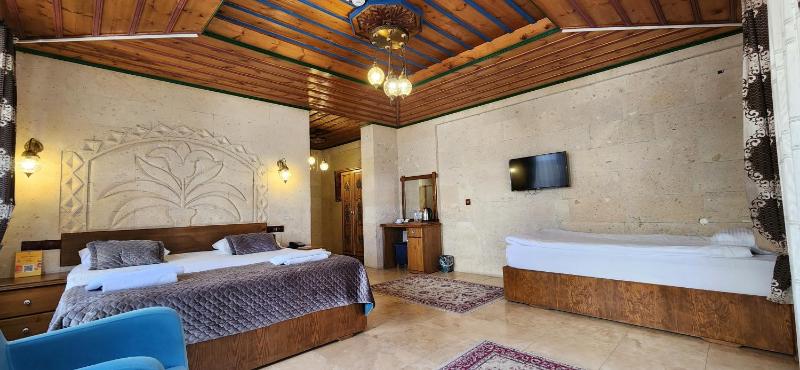 Triple Room with Balcony image 4