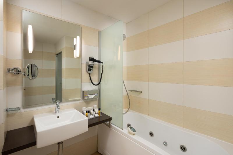 Deluxe King Room image 2
