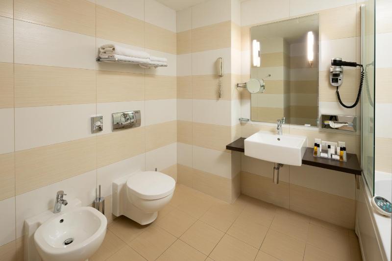 Deluxe King Room image 3