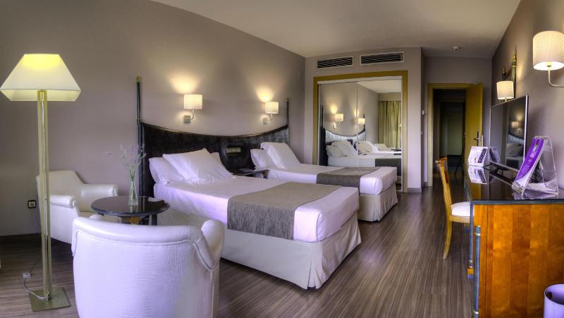 Twin Room image 3