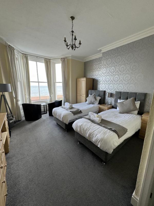 Premier Twin Room with Sea View image 3
