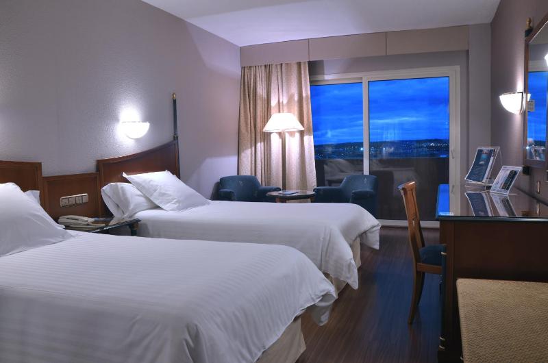 Twin Room image 4
