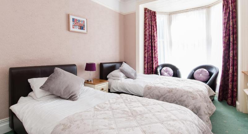 Twin Room with Shared Bathroom image 1