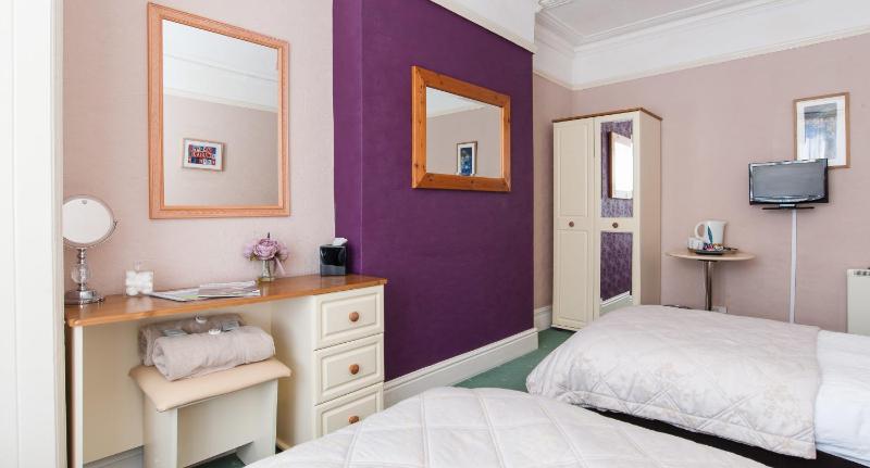 Twin Room with Shared Bathroom image 3