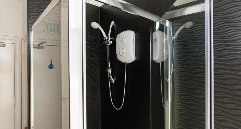 Twin Room with Shared Bathroom image 2