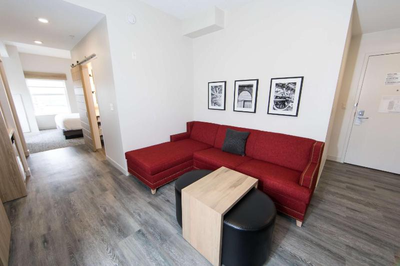 One-Bedroom King Suite with Sofa Bed image 3