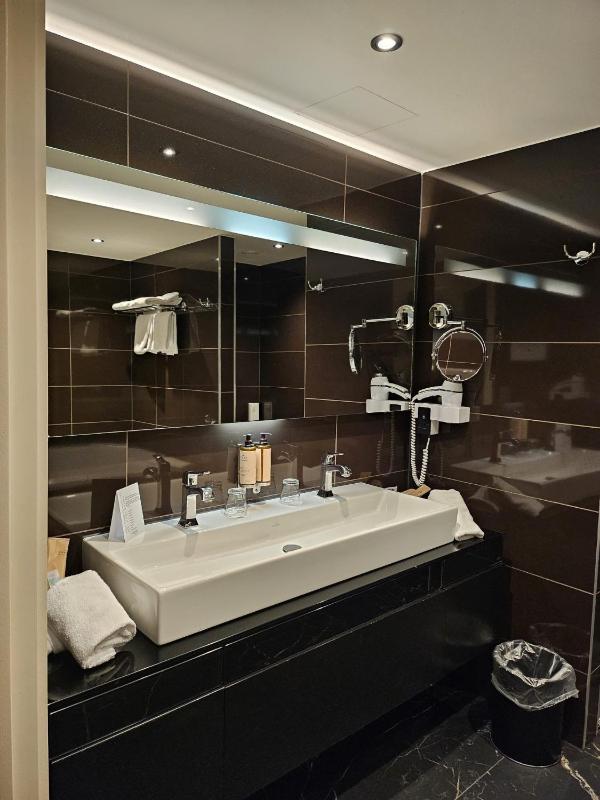 Executive Suite with One Double Bed image 4