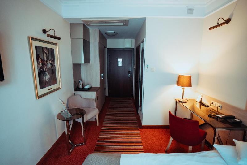 Standard Double or Twin Room image 1