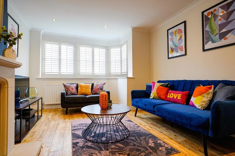 Southampton 3 Bedroom Luxury House - image 1