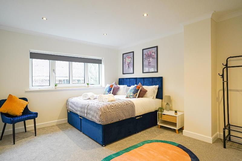 Southampton 3 Bedroom Luxury House - image 5