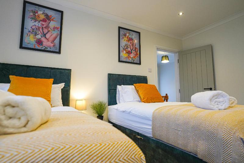 Southampton 3 Bedroom Luxury House - image 16