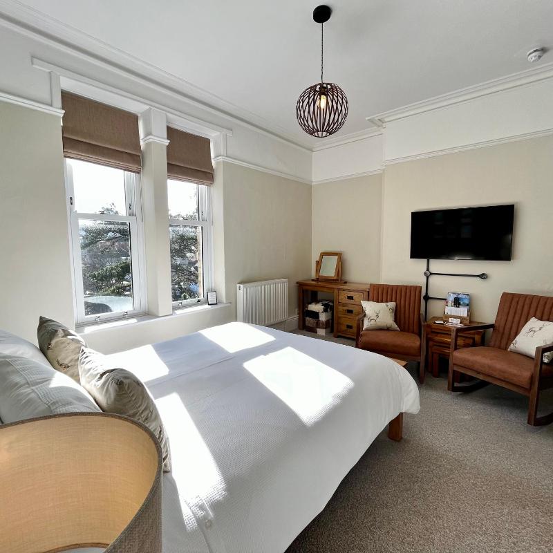 King Room with Garden View image 3
