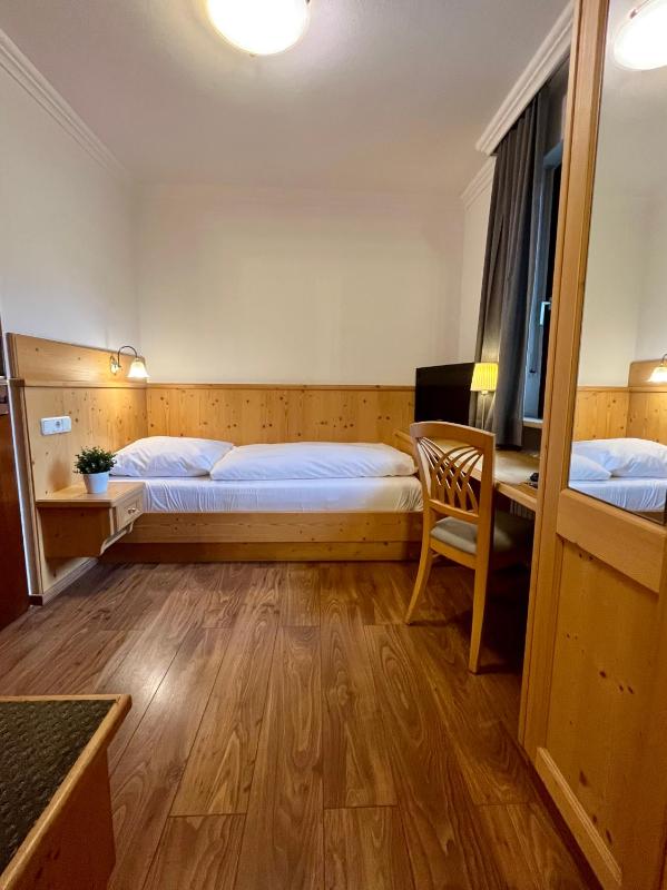 Small Single Room image 2
