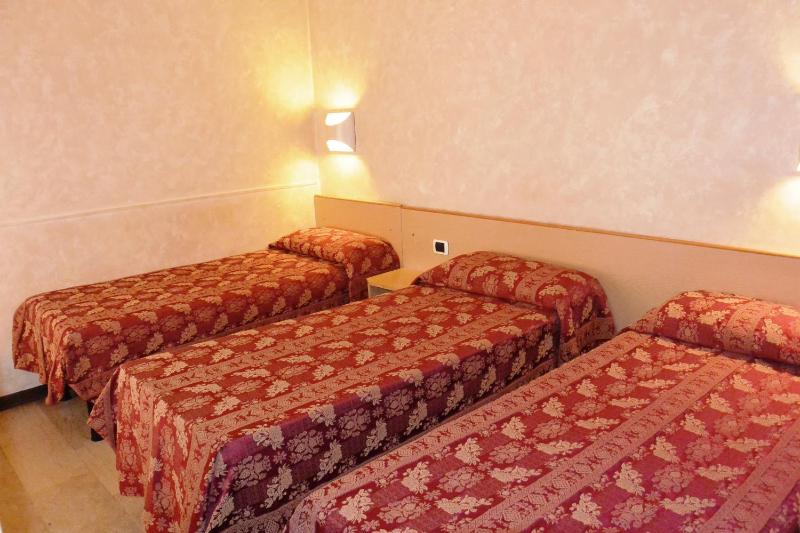 Twin Room image 2