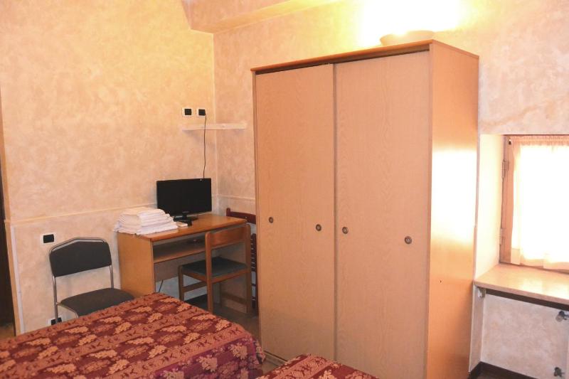 Triple Room (1Queen Size Bed + 1 Single Bed) image 4