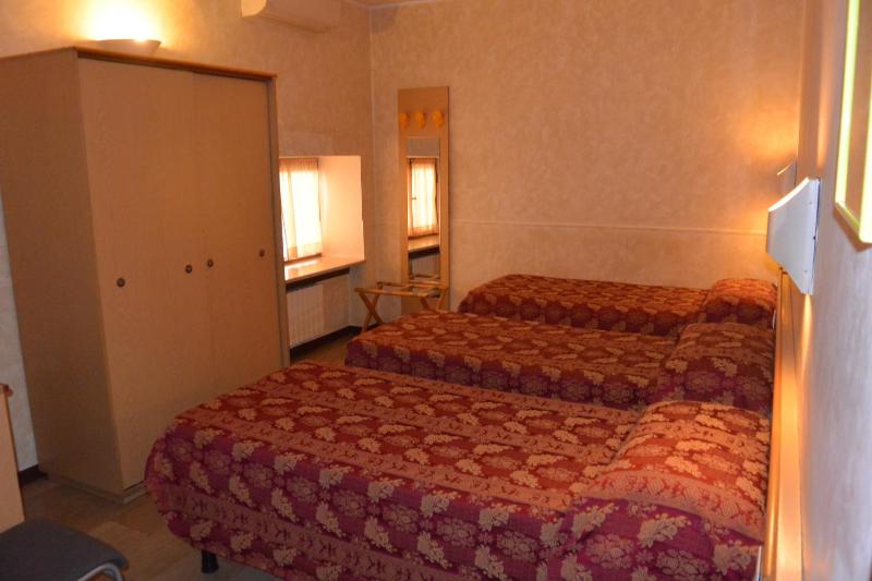 Triple Room (1Queen Size Bed + 1 Single Bed) image 3