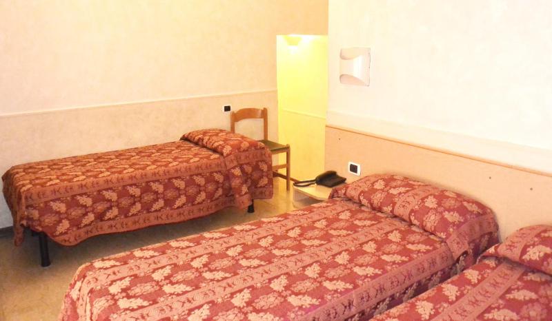 Triple Room (1Queen Size Bed + 1 Single Bed) image 1